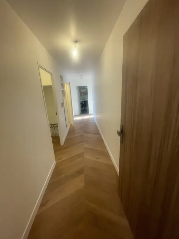 Couloir avec parquet en V