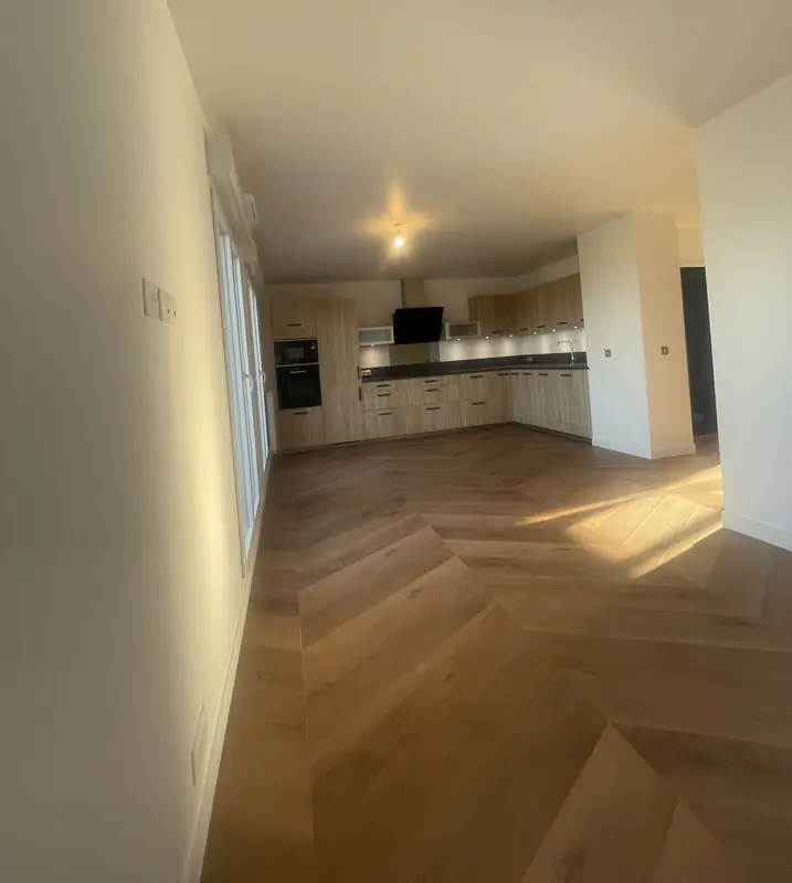 Séjour et cuisine avec parquet en V