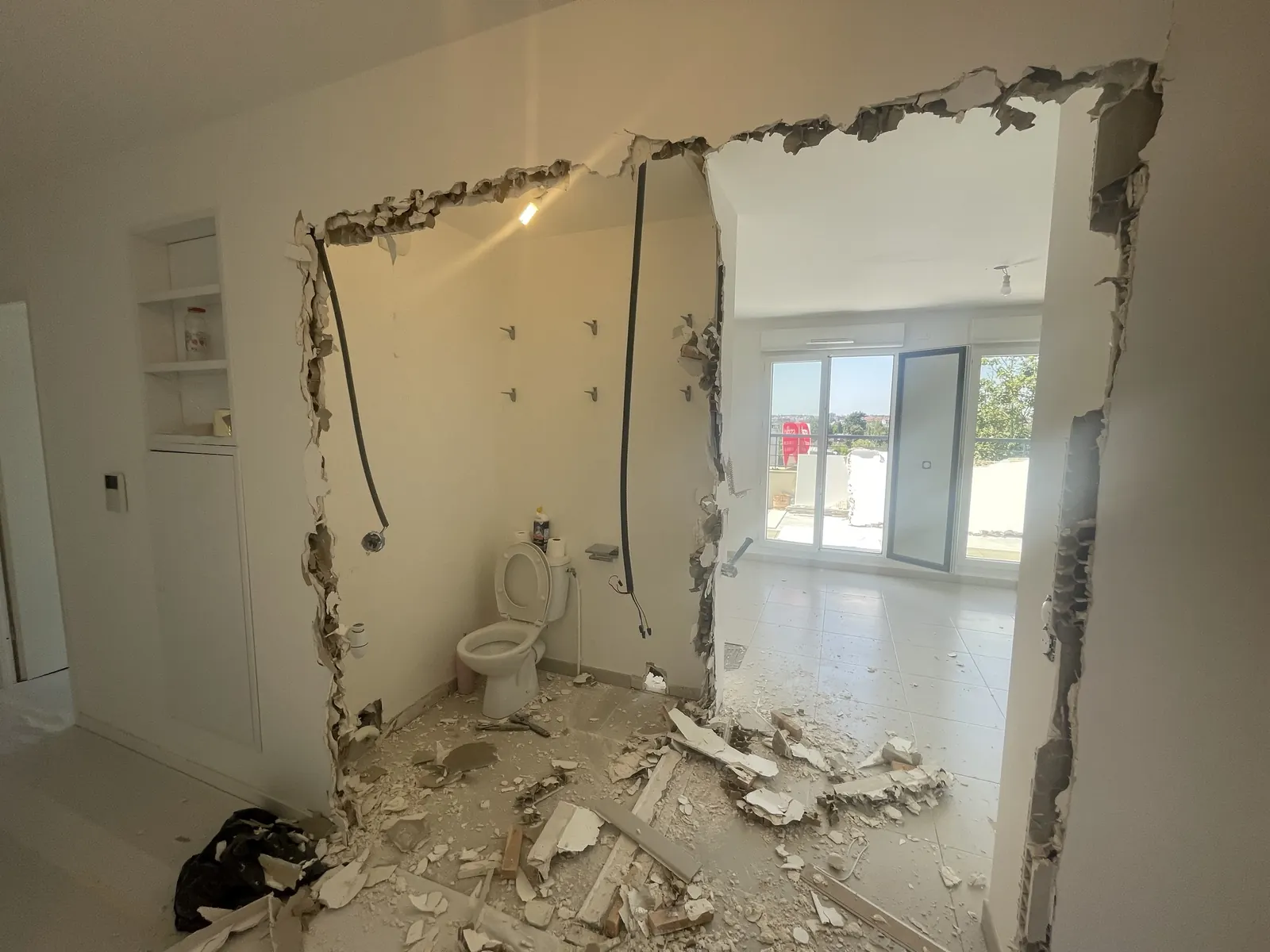 Avant : La cloison de l’ancienne salle d’eau est abattue pour ouvrir le séjour.