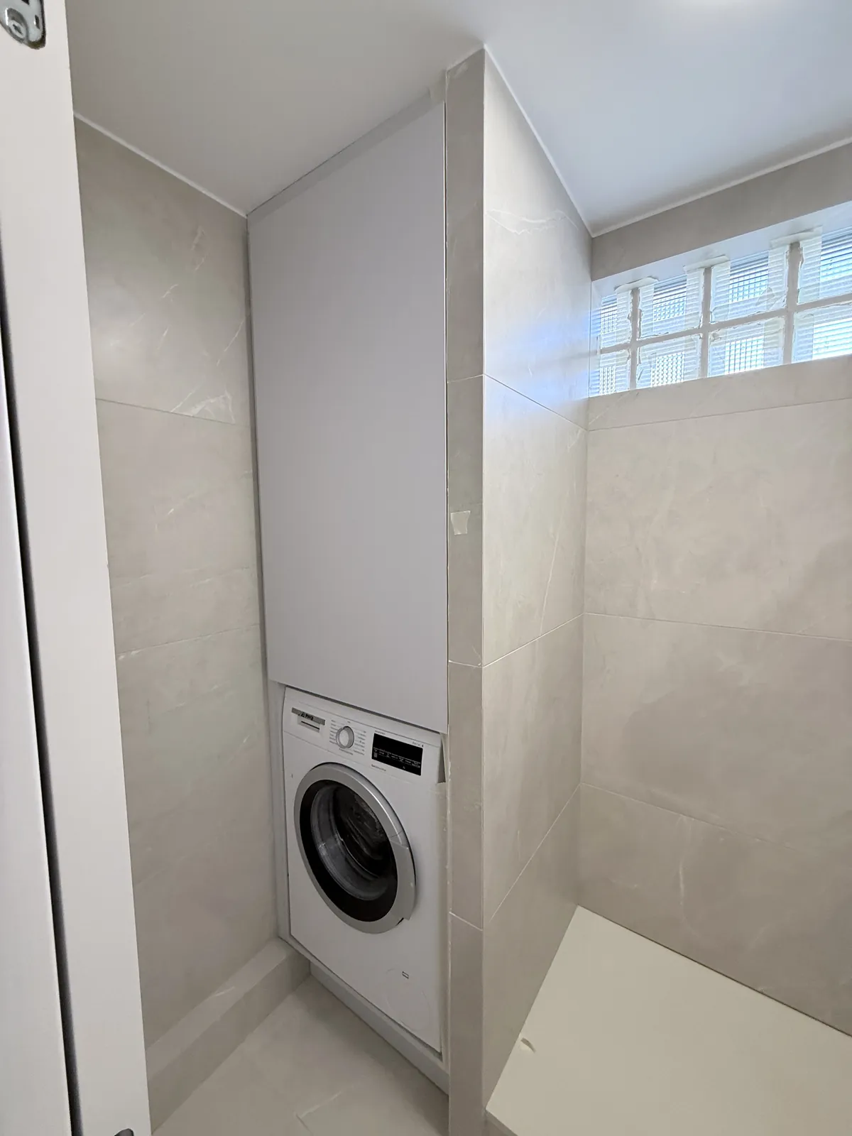 Salle d’eau et colonne lave-linge