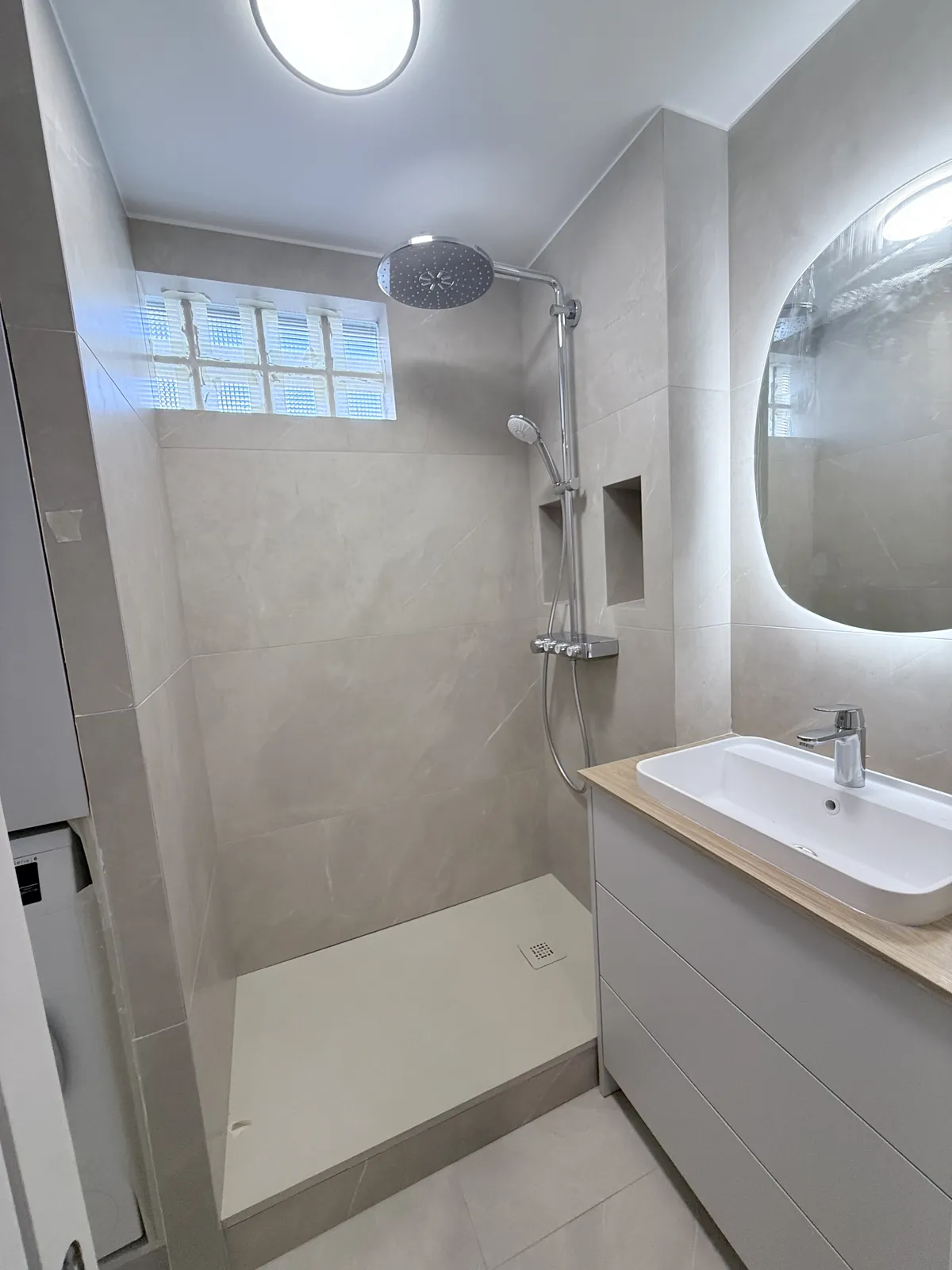 Douche et miroir rétroéclairé