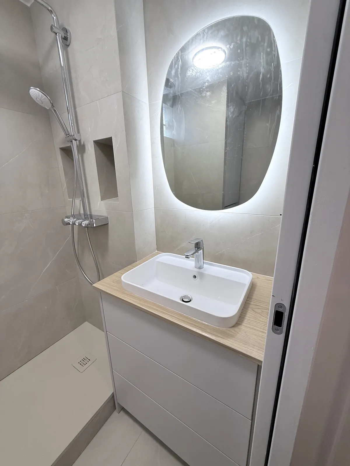Douche avec niche carrelée