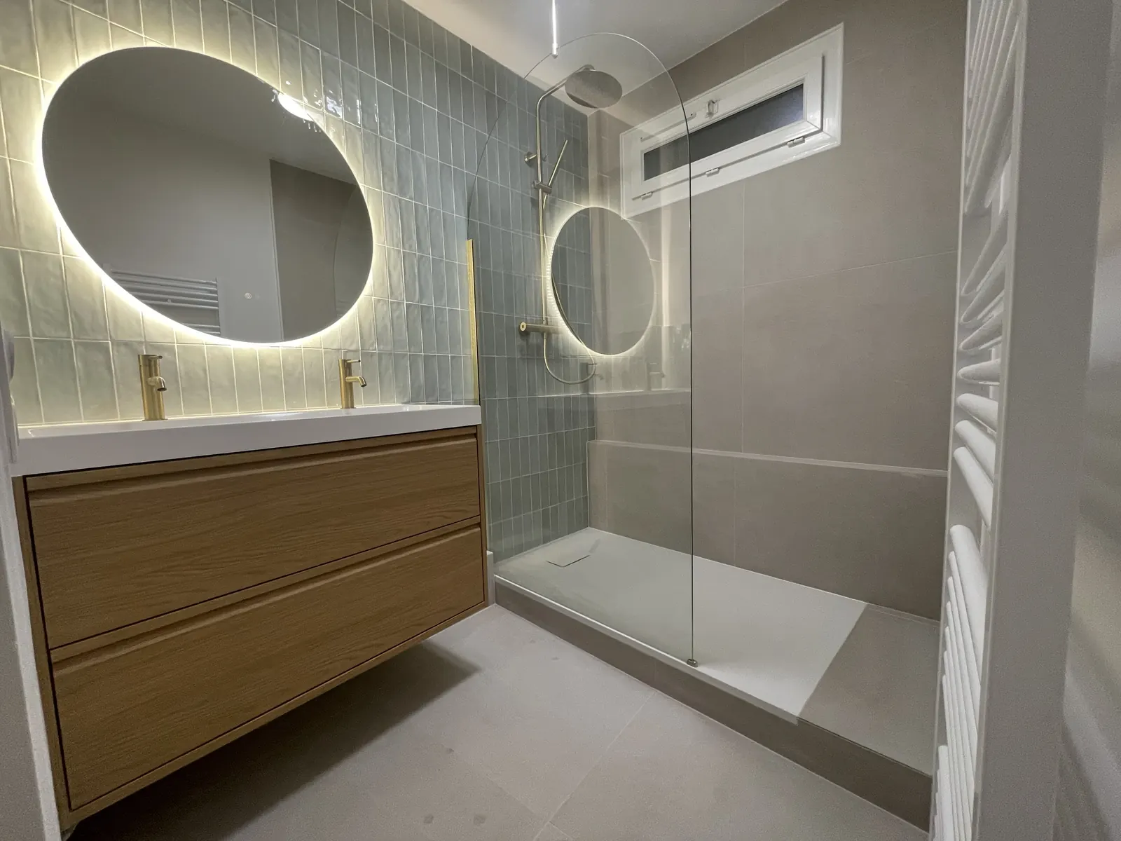 Salle de bain en zellige vert et miroir lumineux