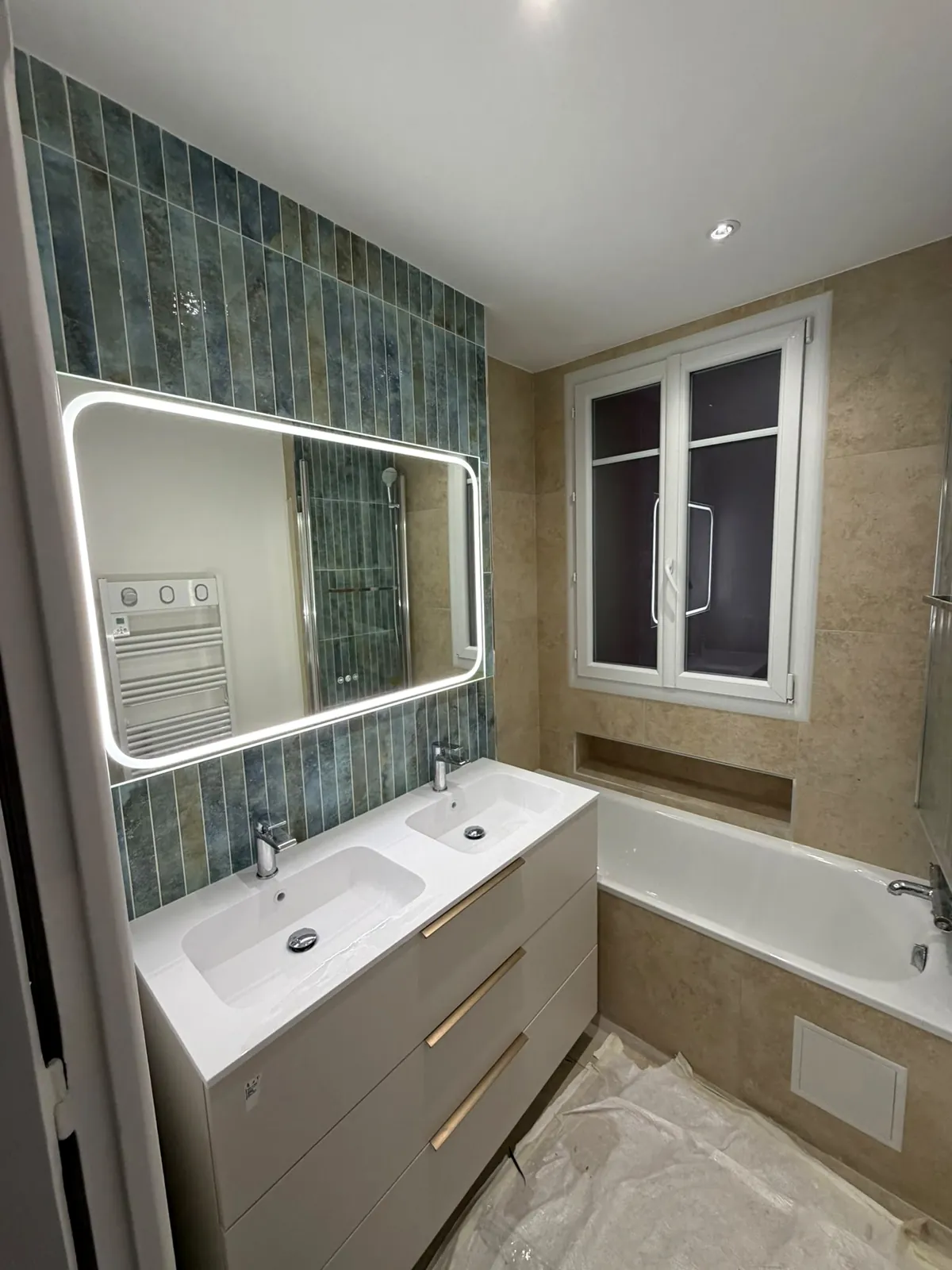 Mur en zellige et miroir lumineux