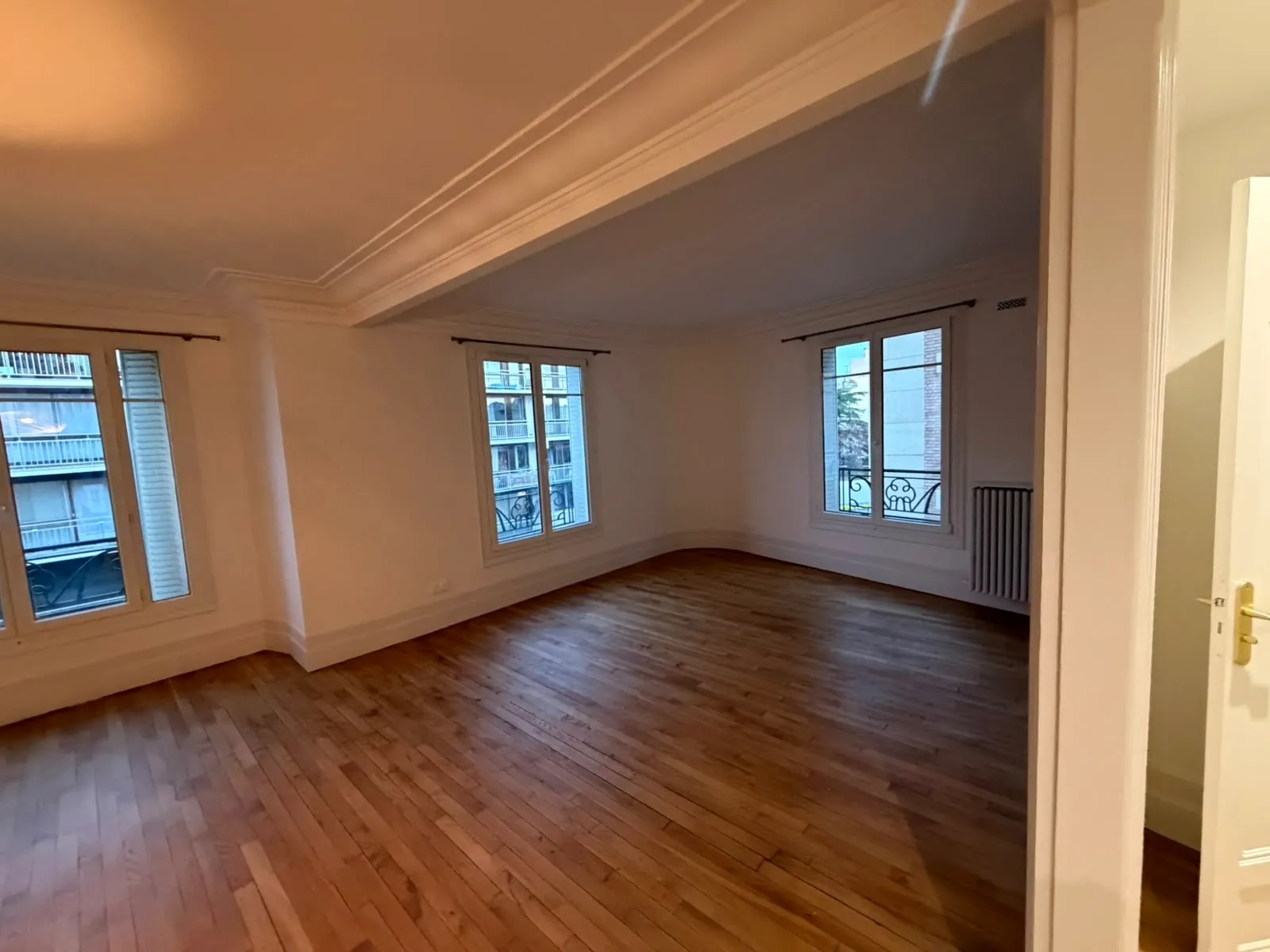 Séjour avec moulures et parquet