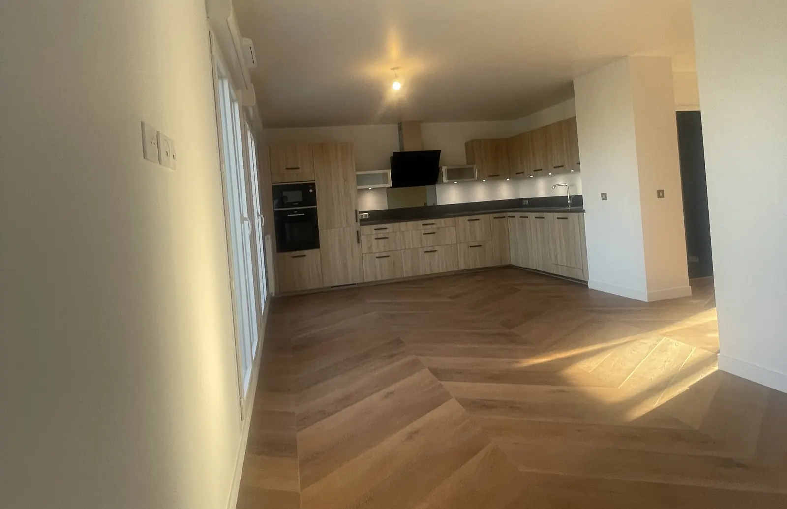 Parquet en point de Hongrie dans un séjour ouvert sur la cuisine